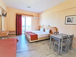 罗希姆诺Marel Apartments的酒店客房配有一张床铺和一张桌子。