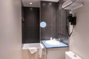 尼斯文多姆酒店的一间带水槽和淋浴的小浴室