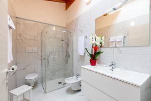 阿科Residenza San Rocco的浴室配有盥洗盆、卫生间和淋浴。