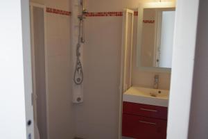 耶尔雷斯托尚德酒店的带淋浴和盥洗盆的浴室