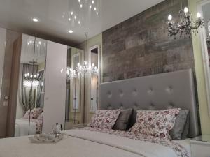 阿德耶Apartment Orlando Sea的一间卧室设有一张大床和一个大镜子
