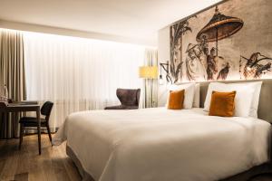 卢塞恩阿斯托里亚酒店的酒店客房设有一张大床和一张书桌。