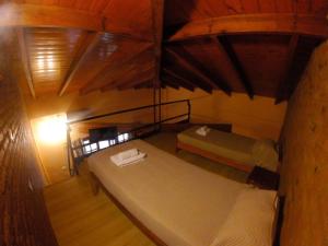 伊瓜苏港La Cautiva Iguazú Hotel的客房享有高空的景致,配有2张双层床。