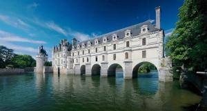 卢瓦尔河畔蒙路易Camping de Montlouis-sur-Loire的水中一座带桥的大建筑