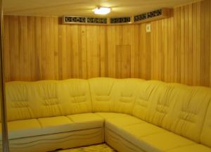 里加科雷萨帝国度假屋的配有木制墙壁的客房内的一张大白色沙发