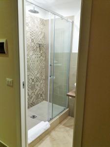 卡塔尼亚B&B Oriental Palace的浴室里设有玻璃门淋浴