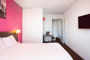 斯塔拉斯堡小法国阿德吉奥阿克瑟斯公寓式酒店客房内的一张或多张床位