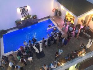 奇皮奥纳奇皮奥纳酒店的一群人站在一个游泳池周围