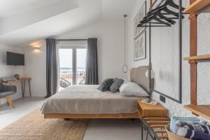 赫瓦尔Hvar Top View Apartments的一间卧室设有一张床和一个阳台