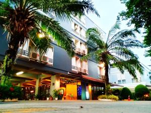 曼谷比尔班酒店的前面有棕榈树的酒店