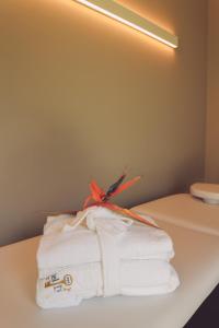 奥斯塔Hotel Diana Jardin et Spa的浴室桌子上摆放着一堆毛巾