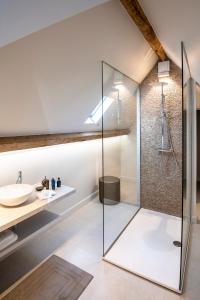 奥德纳尔德Bed & Breakfast Jezuietenplein 21的一间带玻璃淋浴和水槽的浴室
