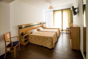 贝尼卡西姆贝索卡酒店的酒店客房设有床和窗户。