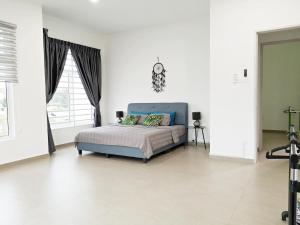 马六甲Urban Space的一间白色客房内的蓝色床卧室