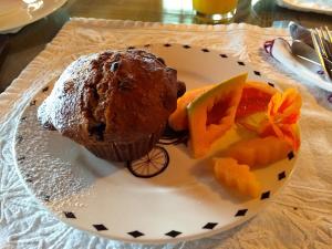 拉马巴耶阿拉希乌恩住宿加早餐旅馆的桌上的一块盘子,上面有松饼和水果