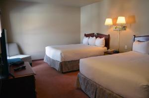 沃特顿公园瓦特顿湖度假酒店的酒店客房,配有两张床和椅子