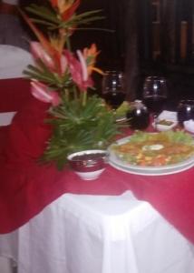 托卢cabañas Juakianna的一张桌子,上面有一盘食物和一盘食物