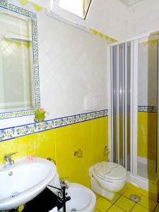 维耶特里卡罗3号酒店的一间带水槽和卫生间的浴室