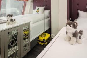 纽约Staypineapple, An Artful Hotel, Midtown New York的儿童卧室配有两张床和玩具车