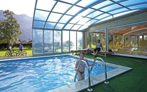 巴德哥依斯恩阿格特威特酒店的妇女在房子的游泳池里