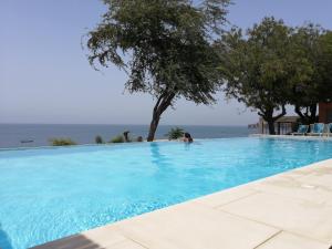 达喀尔Union Amicale Corse Dakar的海景游泳池