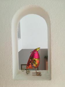 MontagnolaCasa Olivo的一只五颜六色的鸟坐在窗台上