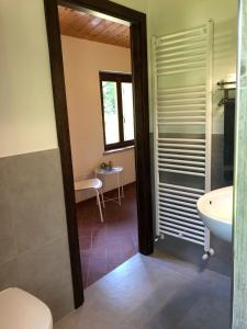 Fratte RosaB&B Casa Cuccagna的一间带卫生间和水槽的浴室