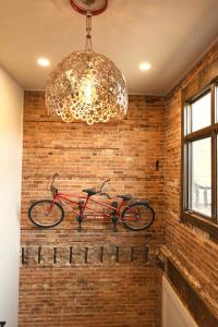 CrosbyCrosby Lofts的挂在砖墙上的自行车,挂着吊灯