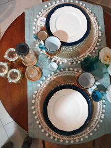 鲁蒂利亚诺Pascoli 15的桌子上放有盘子和碗