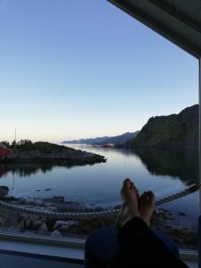巴尔斯塔Lofotveggen Panorama的躺在窗外望向湖泊的人