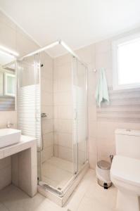 皮加迪卡Bill & Eva's precious jewel的带淋浴、卫生间和盥洗盆的浴室