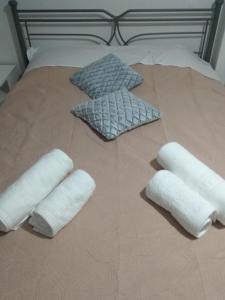 Áyios DhimítriosVassiliki Limnos的床上有四条可移动的毛巾