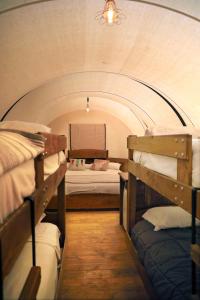 斯普林代尔Zion Ponderosa Ranch Resort的隧道内带三张双层床的房间