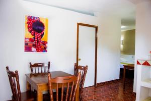 巴亚尔塔港Hotel Hacienda Vallarta - Playa Las Glorias的一间带桌椅和镜子的用餐室