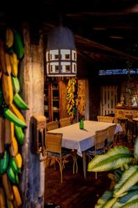 伊利亚贝拉Ilhabela Homestay的一间带桌椅和香蕉的用餐室