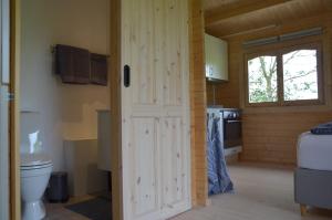 艾特韦Brakkerhus的小木屋内的浴室设有卫生间和窗户。