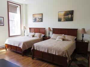 夏洛特顿Water Suites的一间卧室设有两张床和两个窗户。