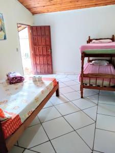 圣托梅-达斯莱特拉斯Sitio Vale das Montanhas的客房设有两张床和窗户。