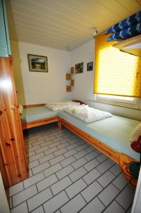 奥斯特西巴德钦诺维茨波罗的海畔度假屋的小房间设有两张床和窗户
