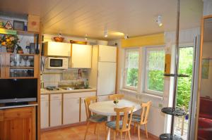 奥斯特西巴德钦诺维茨波罗的海畔度假屋的厨房配有桌椅