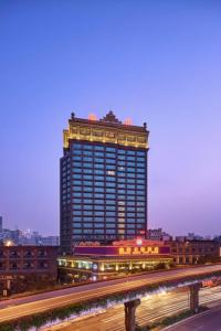 广州广东南洋长胜酒店的一座高大的建筑,上面有灯