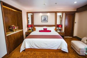 广州广东南洋长胜酒店的一间卧室配有一张大床和一张沙发