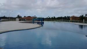 埃斯坦西亚Condomínio Resort Villa das Águas的地面上积雪的大水池