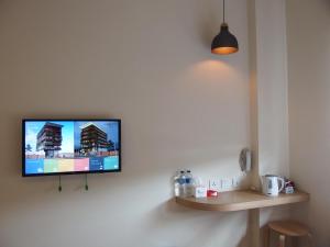 安汶城市酒店的挂在墙上的平面电视