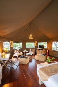 蒂瑟默哈拉默Flameback Eco Lodge的帐篷内带床和椅子的房间