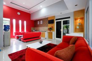 BonorejoRedDoorz near Solo Square 3的客厅配有红色家具和红色墙壁