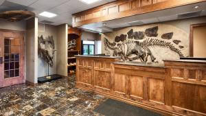 莱克伍德Best Western Denver Southwest的大房间,墙上有一座博物馆,墙上有骨骼