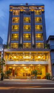 胡志明市Huong Sen Annex Hotel的酒店大楼前面设有桌椅