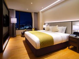 Grand Mercure Ambassador Hotel and Residences Seoul Yongsan客房内的一张或多张床位