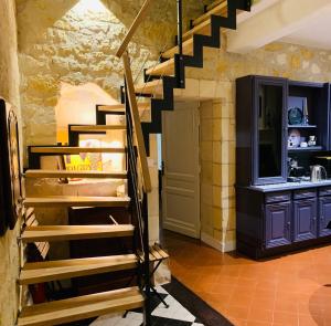 圣艾米隆Maison de Charme St Emilion的带厨房的房间的 ⁇ 楼梯